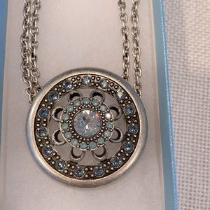 Touchstone Crystal by Swarovski 🦢